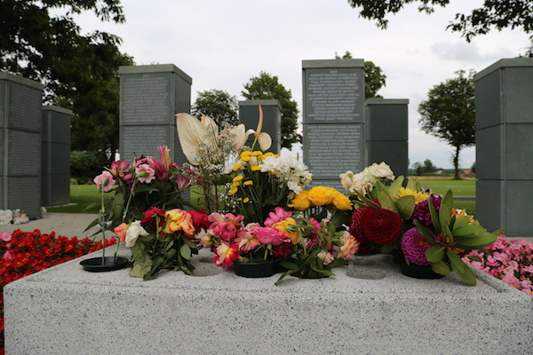 Blumen auf Grabplatte